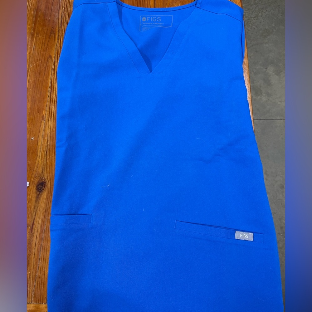 Figs two pocket top